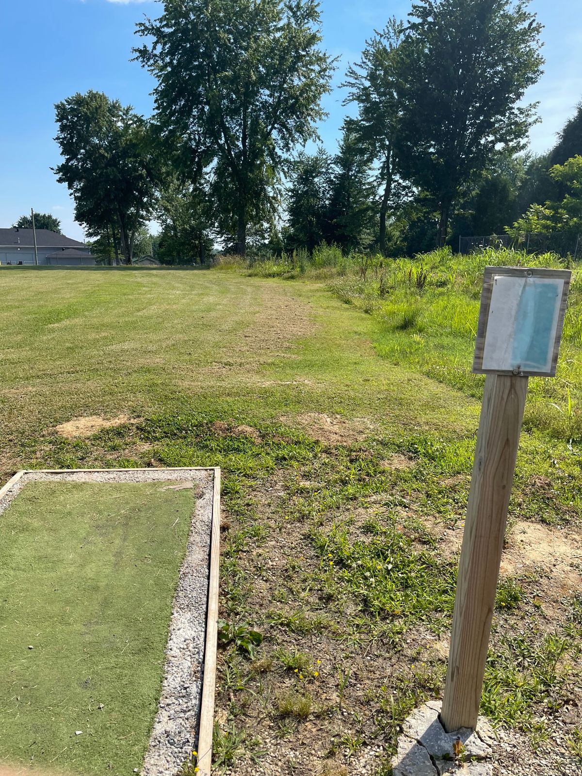 Hole 10 Double mando, basket to the right