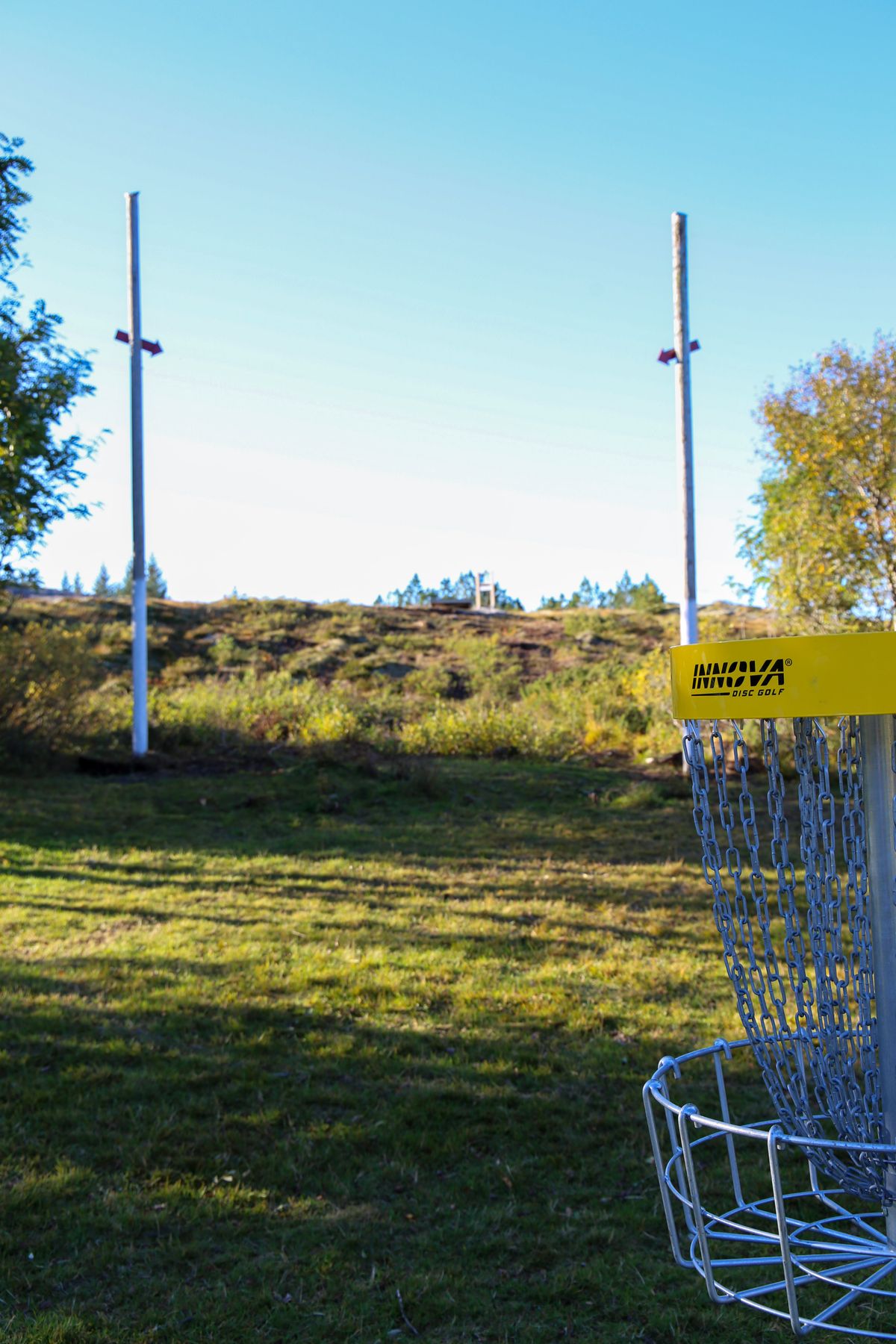 Per idag har hull 10 dobbel-mando, denne vil utbygges til trippel-mando slik tee-skiltet viser. Tydelig markert drop zone.