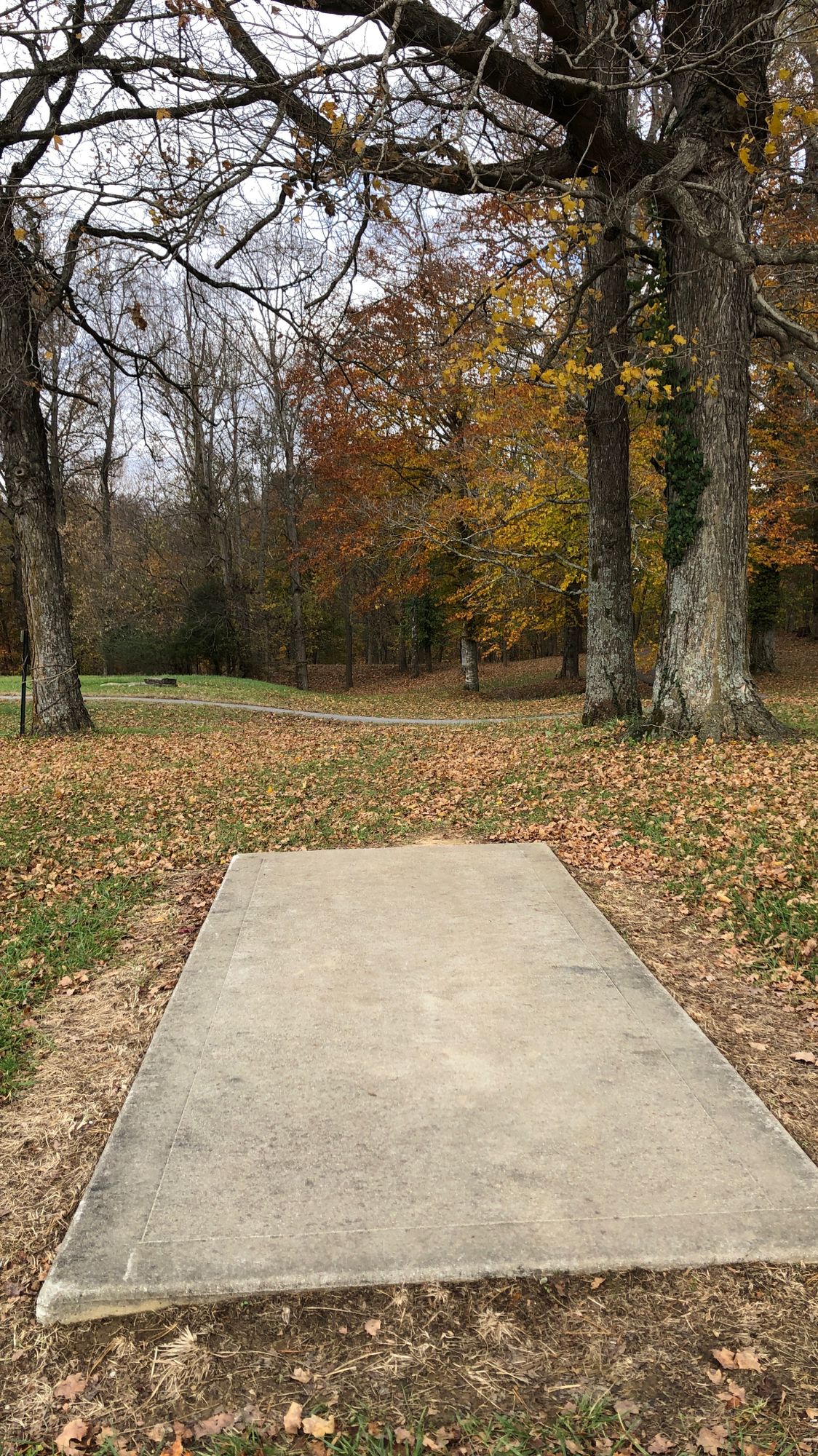 Hole 1, 280 ft par 3