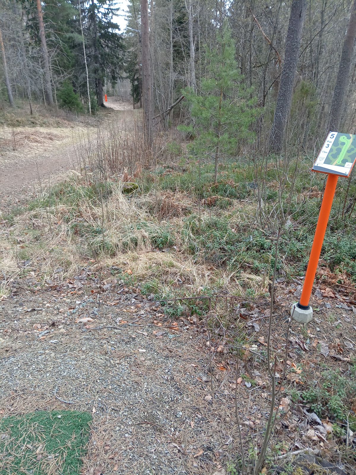 Väylä 5.Koria ei näy, mutta se on punaisen pölkyn vasemmalla puolella.