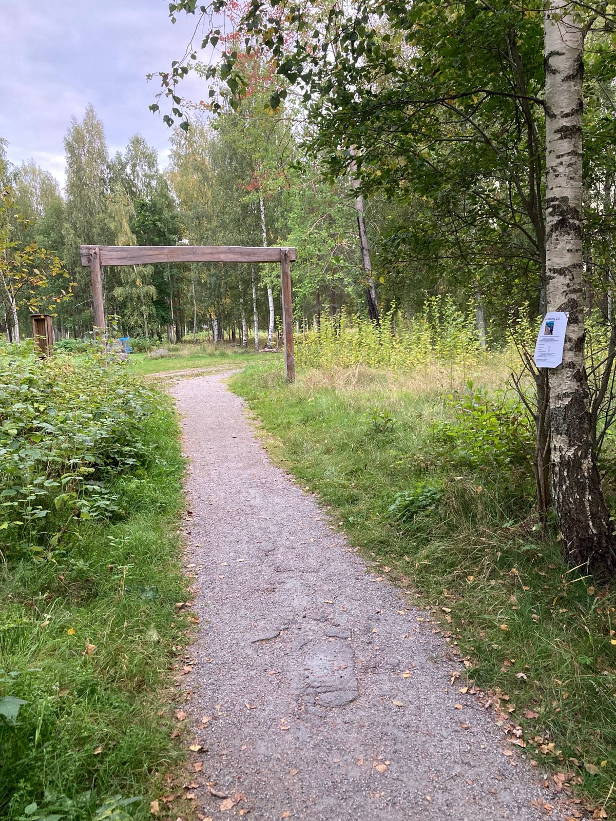 Tee 1 Trippel mando mellan skylten