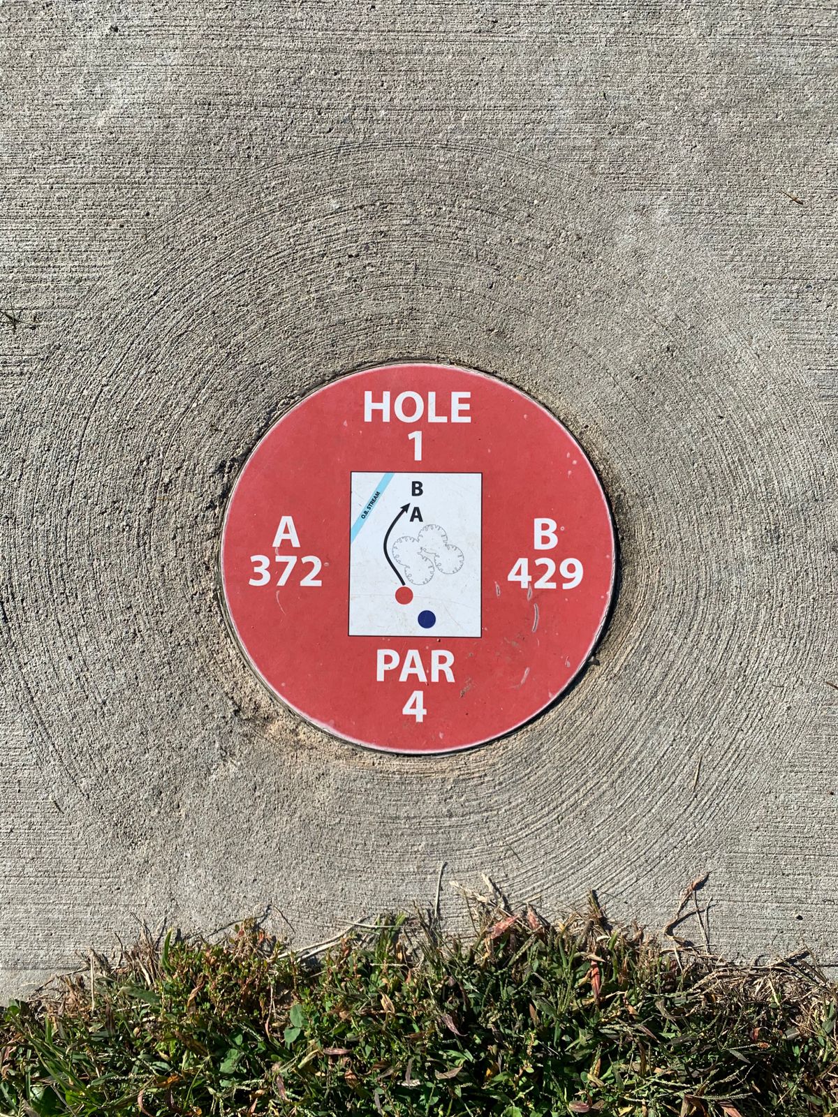 Nice maps on each tee (except 5); short and long tees and multiple pin placements