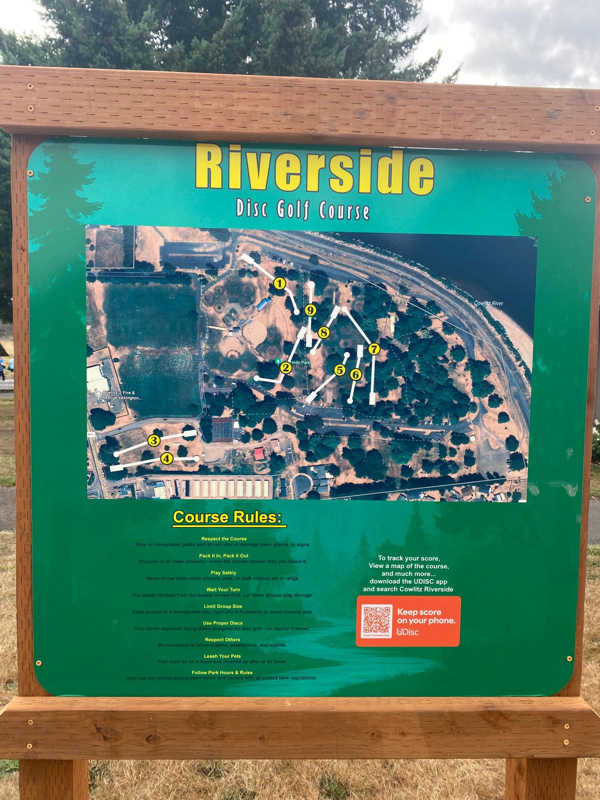 Course map by disc golf parking lot and Hole 1