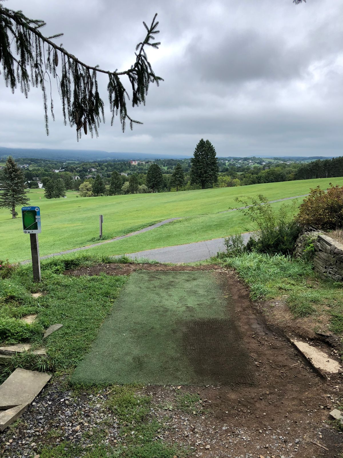 Tee 18 with improved runup and drainage