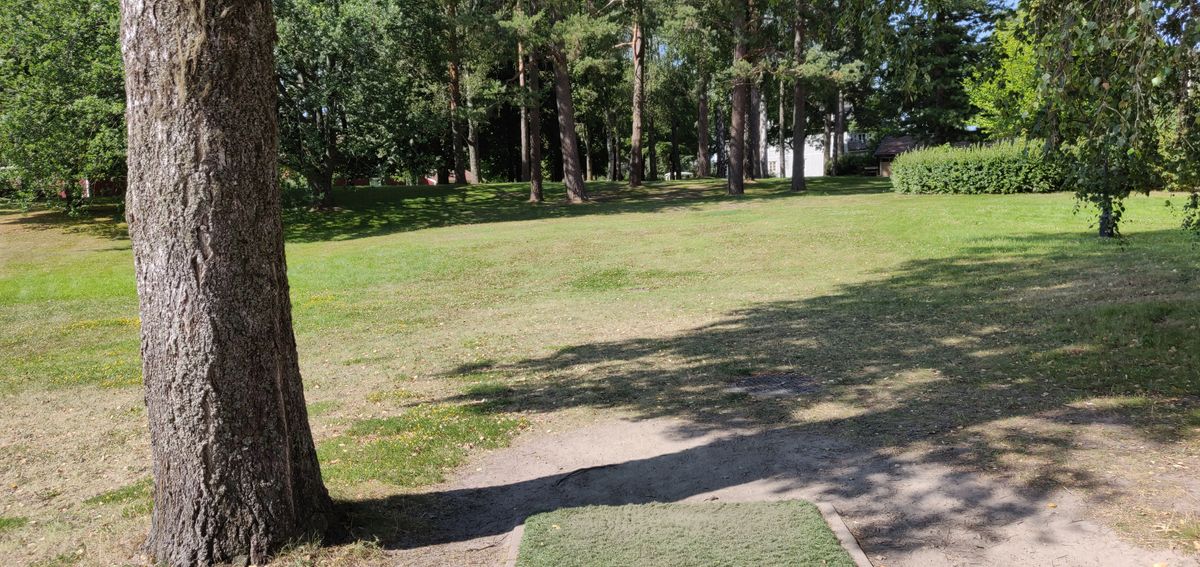 Hål 18 100 meter lite uppför. Det finns vägar fram men kan du hitta någon?