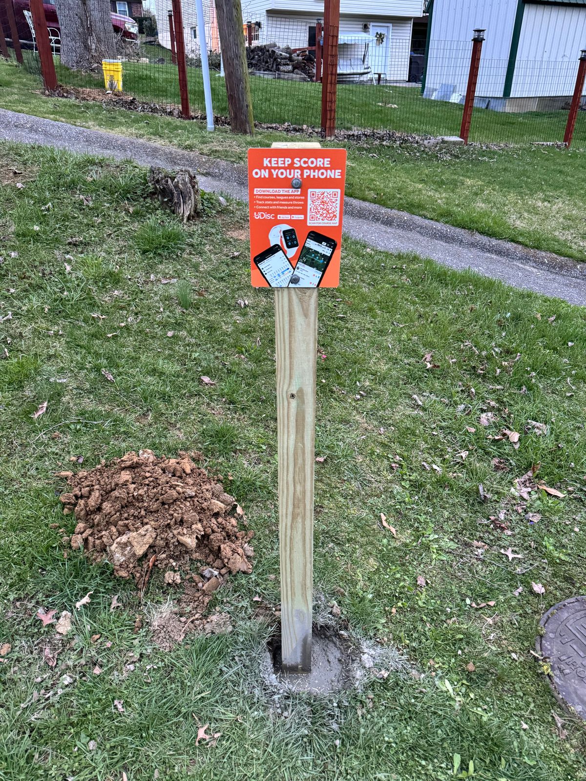UDisc sign install located at the Tee-Box on Hole 1. (Mar.-2024)