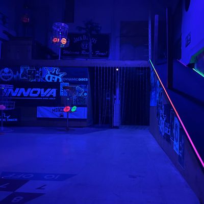 Indoor putting room, glow disc