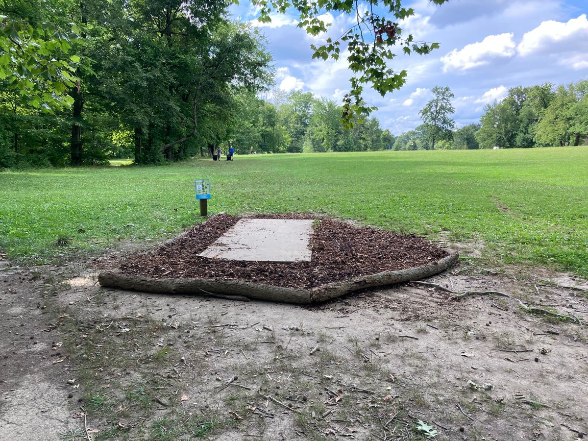 Hole 5.
Short tee pad