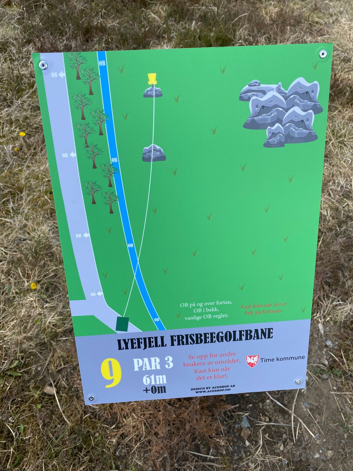 OB i bekk og gang og sykkelvei. Pass på spillere bane 8 når man krysser bekk.
