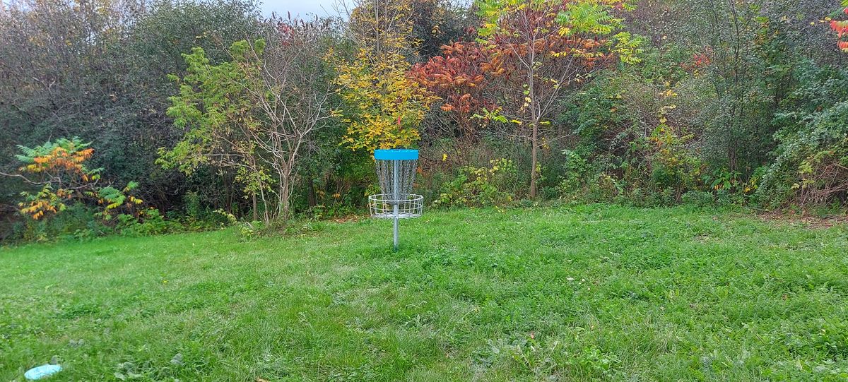 Putting on hole 11
🍁🇨🇦🍁🇨🇦🍁🇨🇦