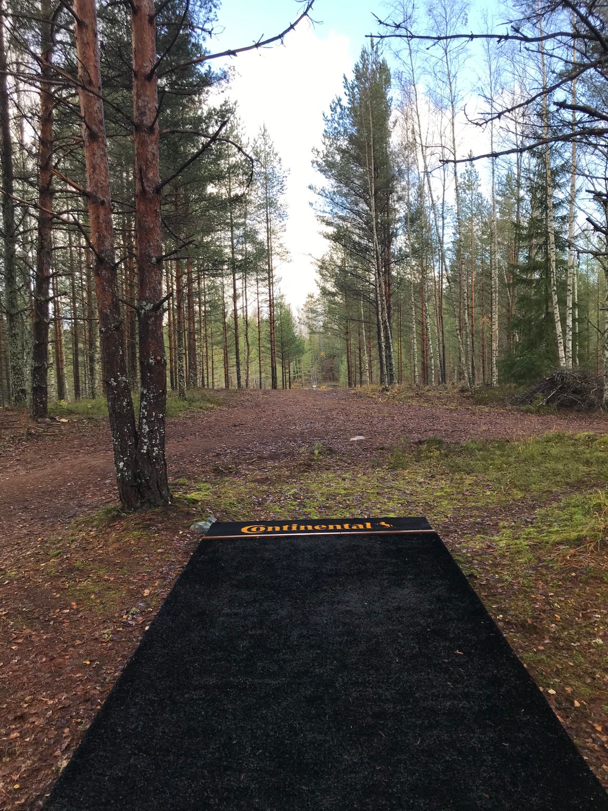 3-väylä: 99m, Par3 (Suora väylä lievään alamäkeen. 2-väylän ohella radan vaikeimpia väyliä)
