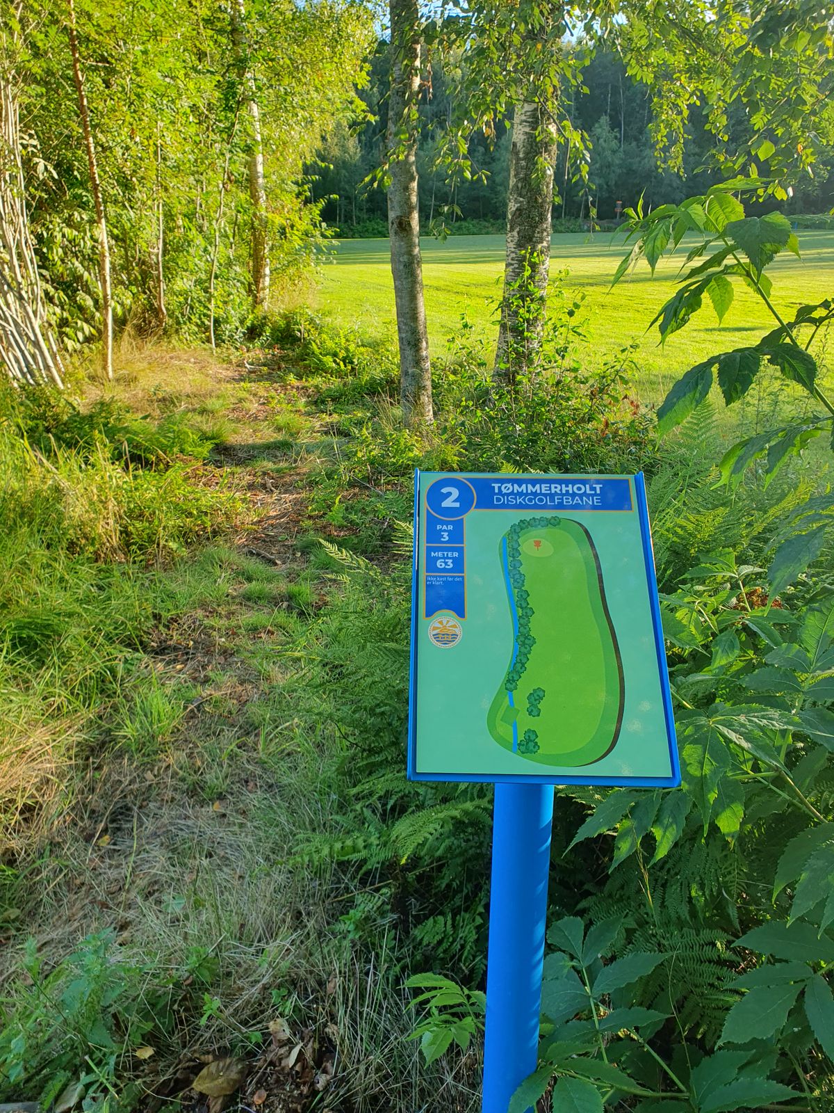 Skilt og gress på utkast er nå på plass