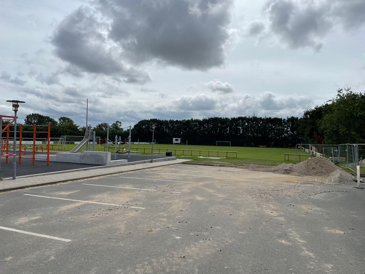 Parking and tee for hole 1