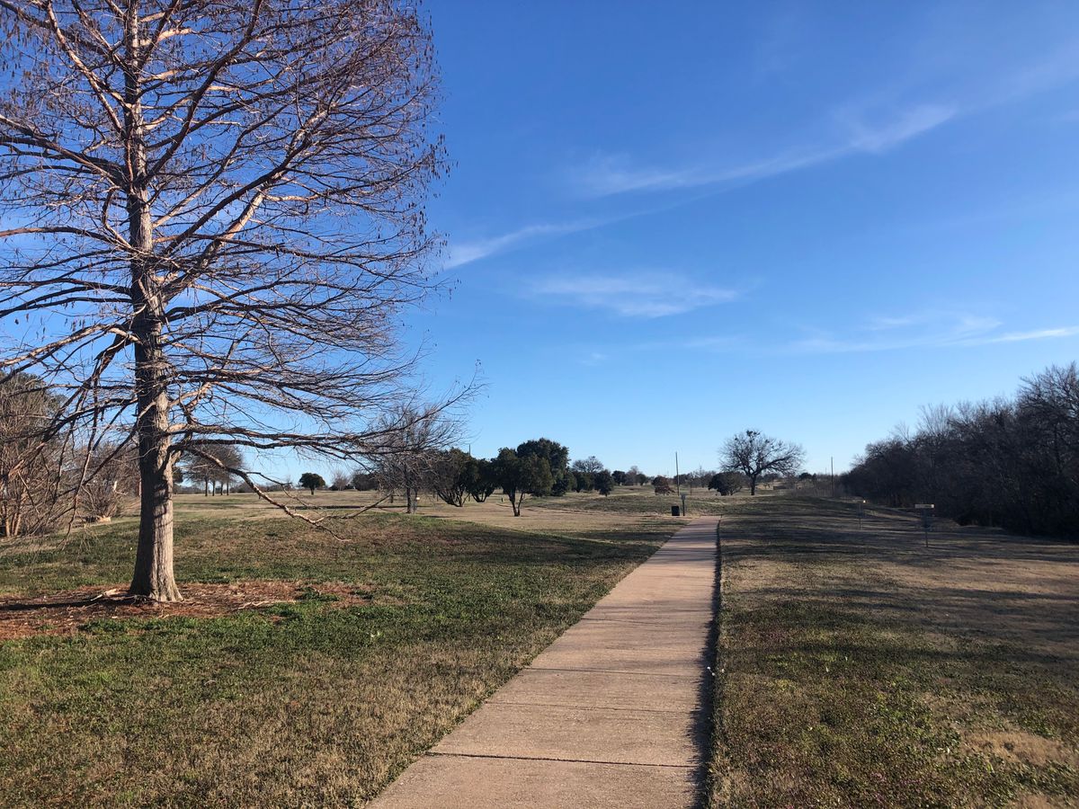 Start of the course with two practice baskets on the right.
