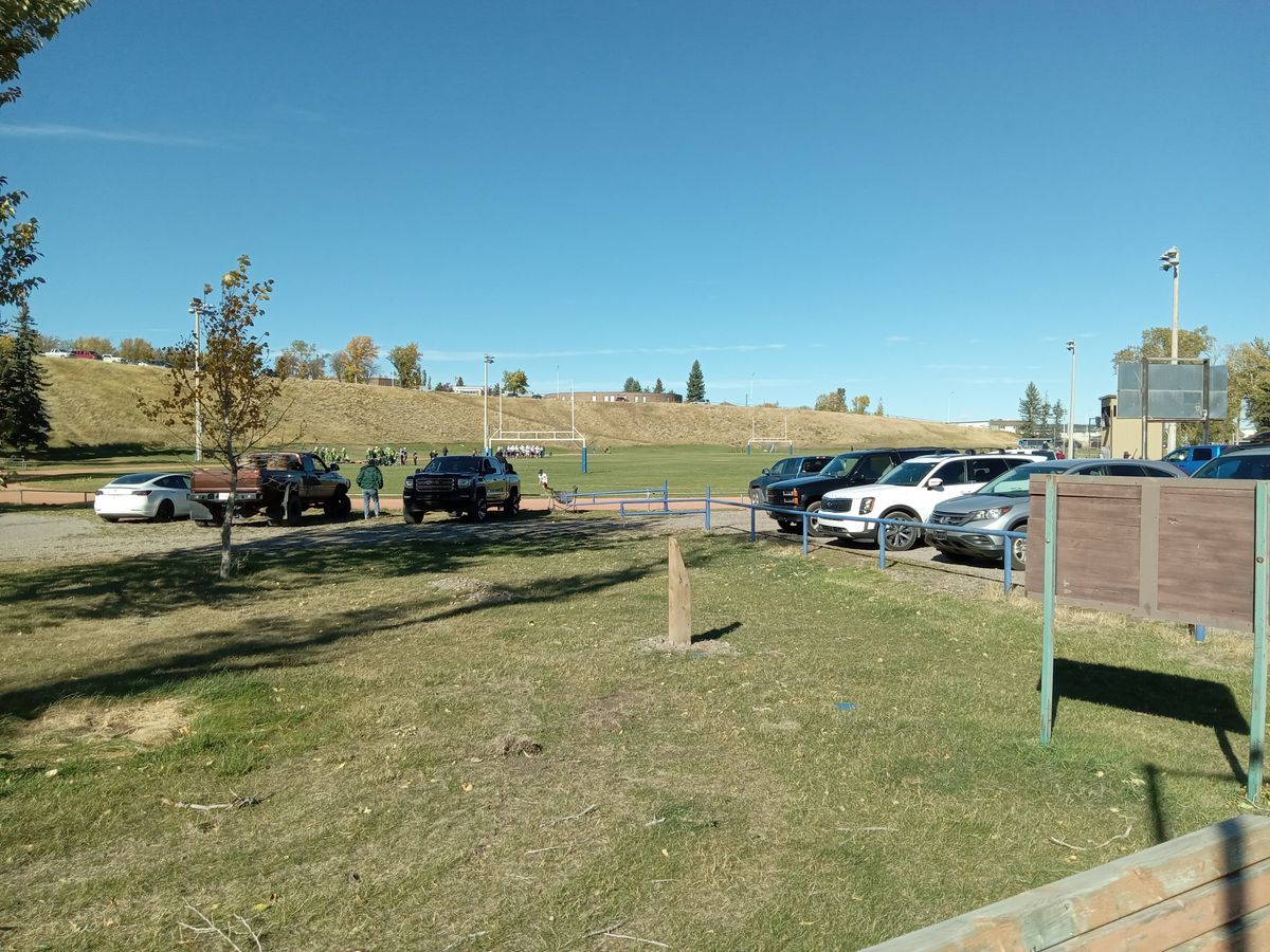 Park here near the football 🏈 field. Hole 1.