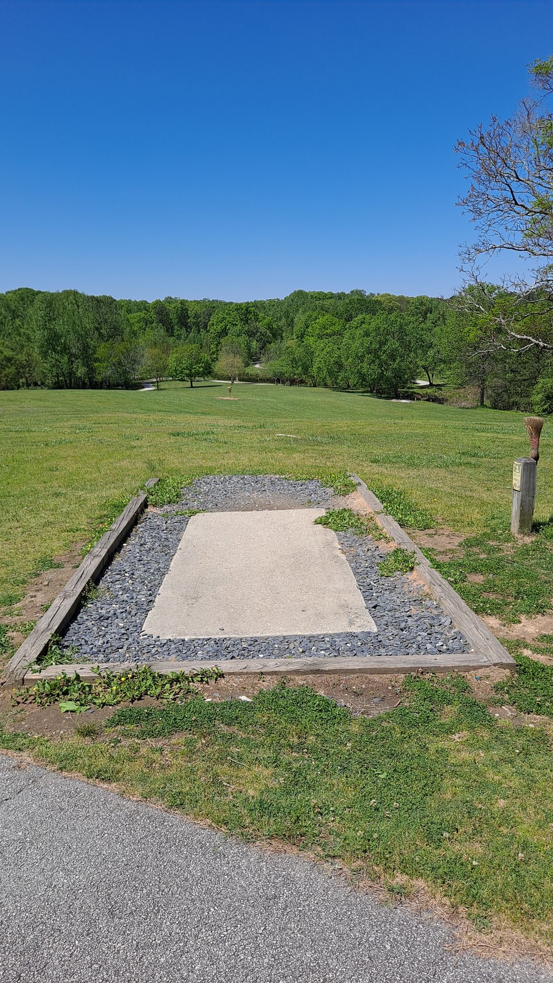 Hole 1, 277 feet downhill to basket
