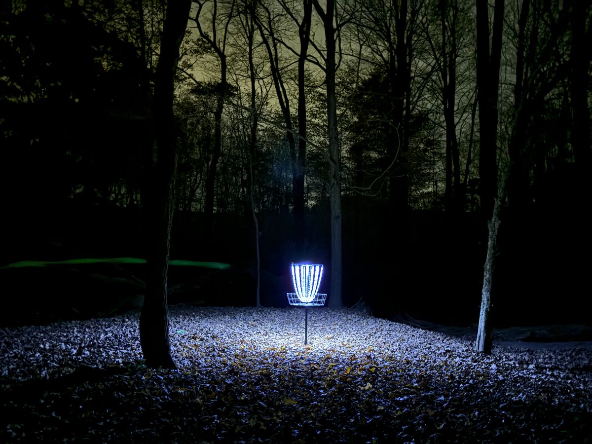 Basket of hole 2 during a glow round.