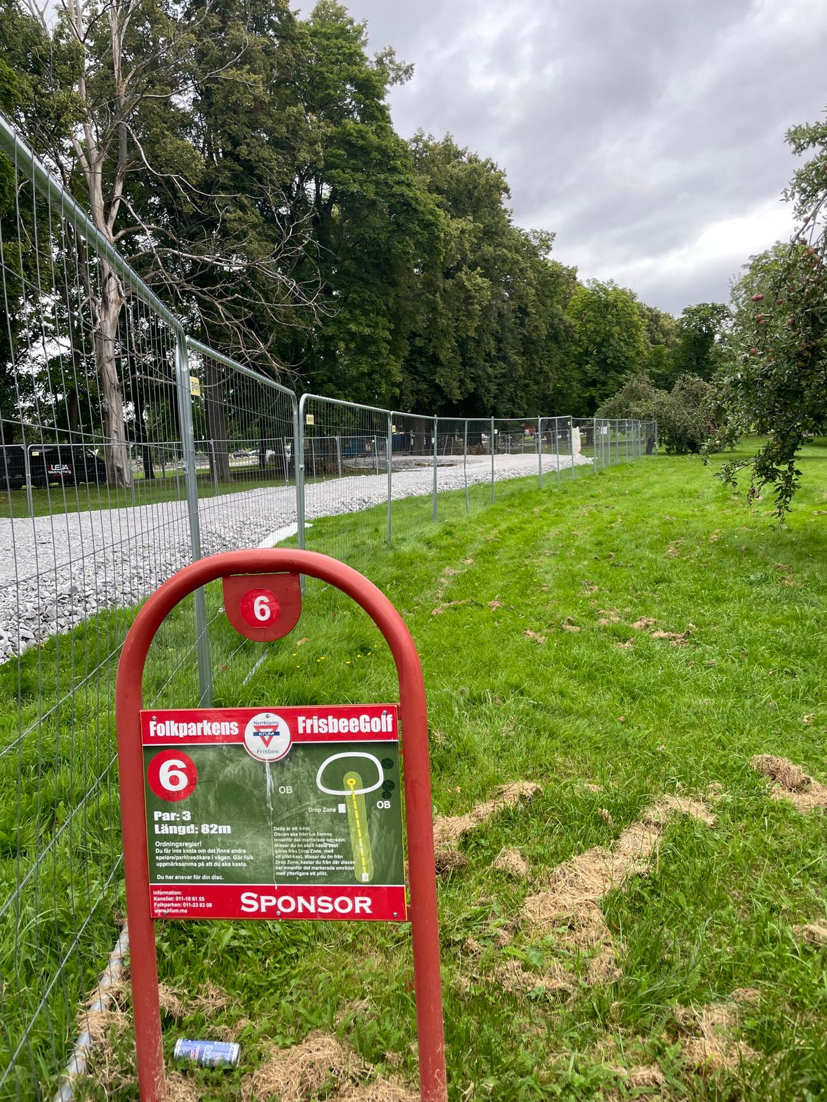 Byggarbetsplats längst med hela hålet