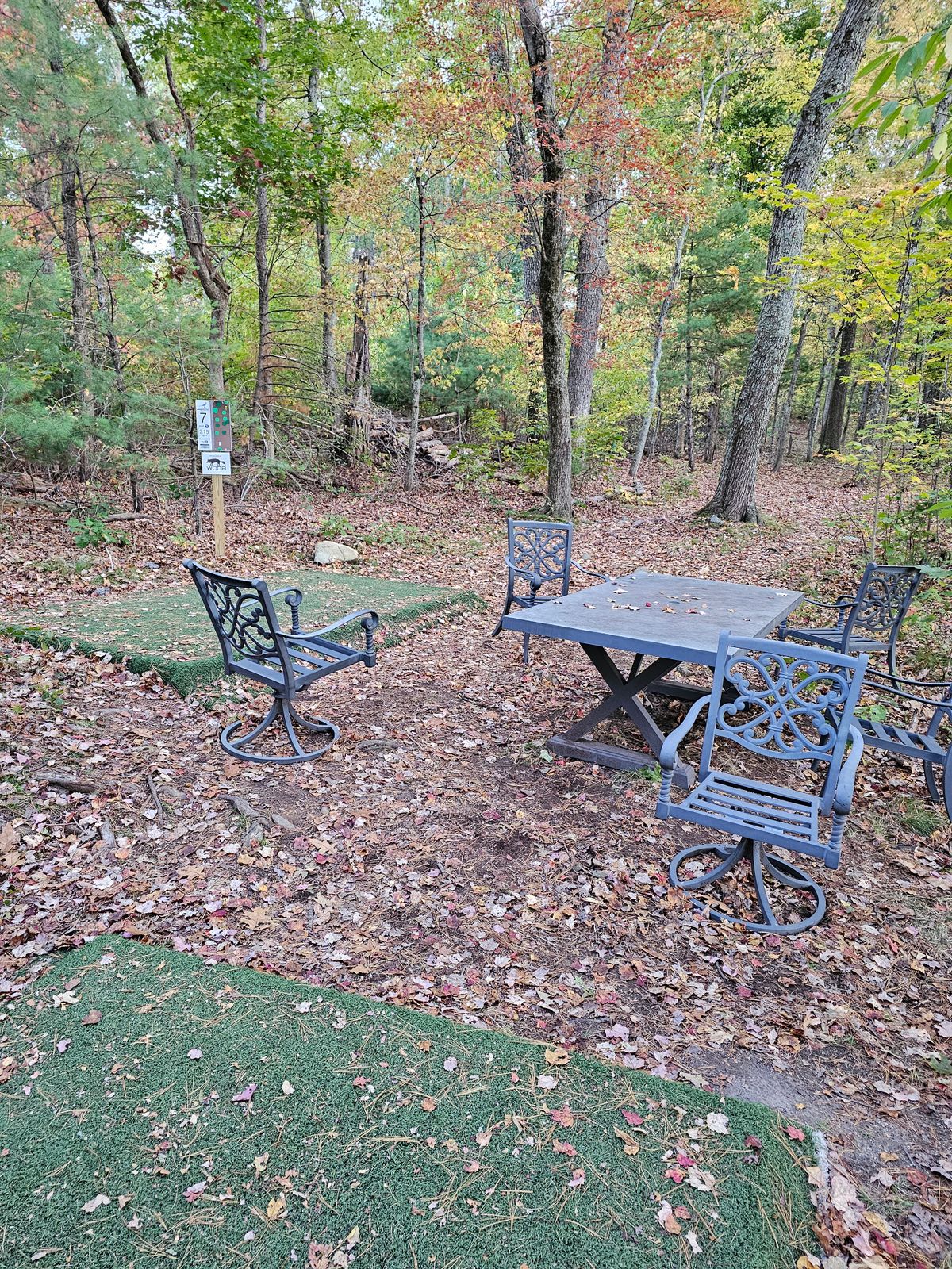 Nice sitting area between tee pad 5 & tee pad 7.