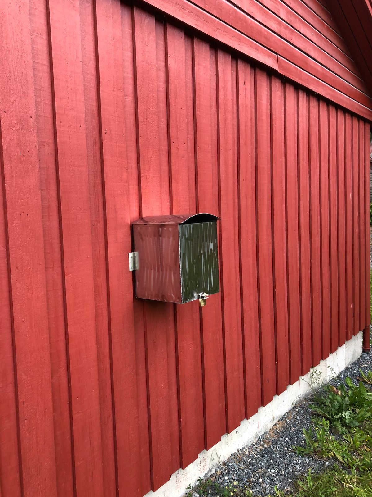Lost and found kasse montert på vegg ved utkast 1. Frisbee’er som blir funnet legges ut på facebook