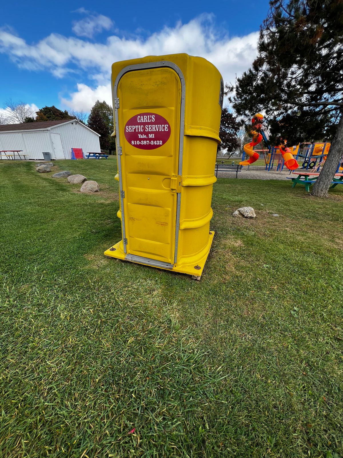 Some form of bathroom available. Didn’t stink. Had sanitizer available.