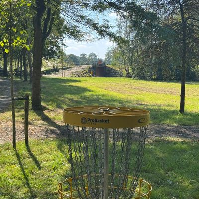 Hole 7 island hole medium red