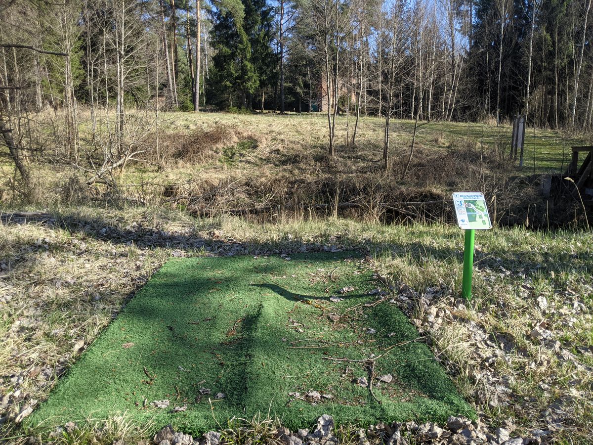 Hole 3: Slightly uphill and hangs to the right