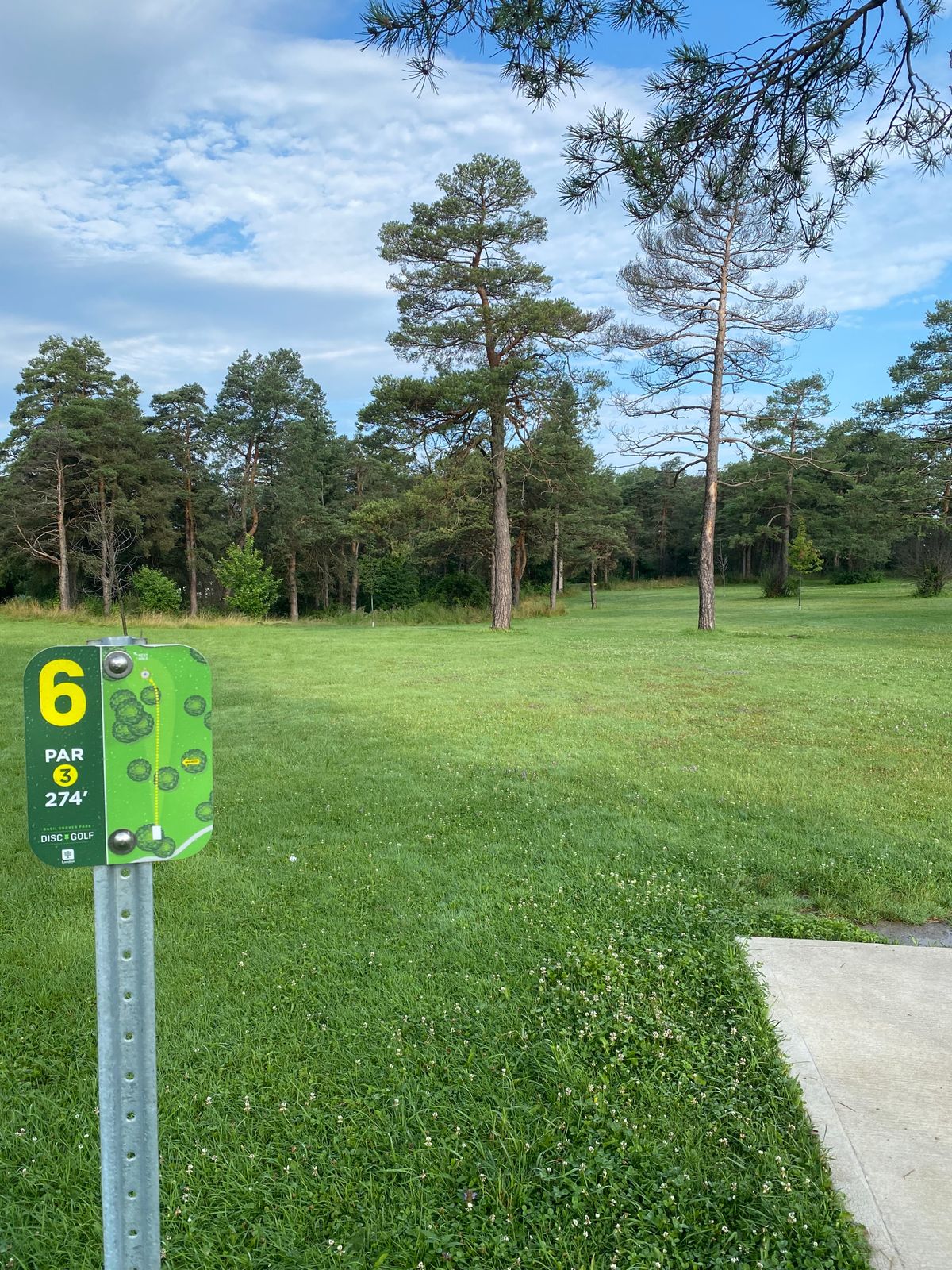Hole 6: if parking off Wharncliffe (south of commissioners) you can start here