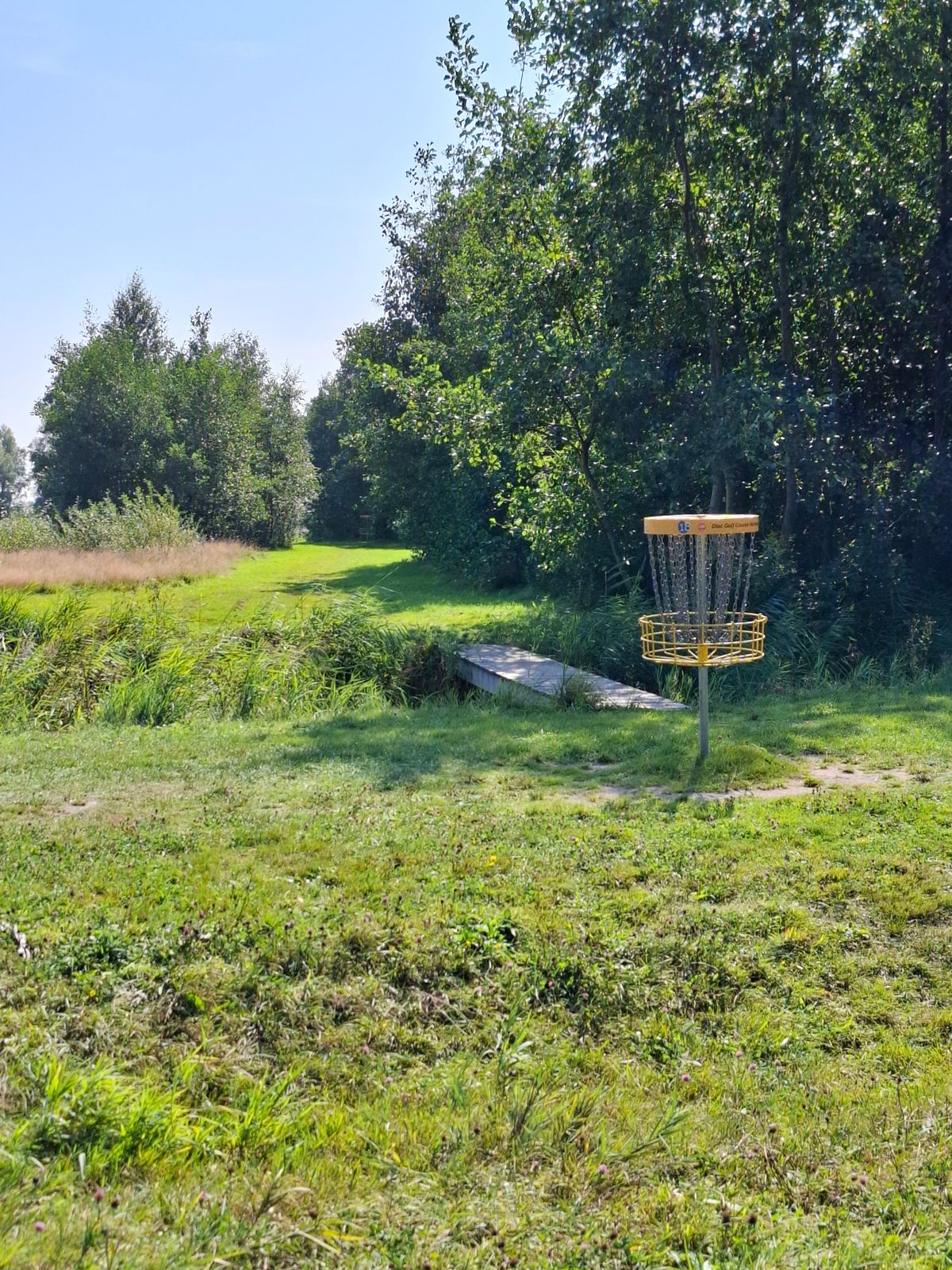 Zicht op de baskets van hole 18 en hole 17