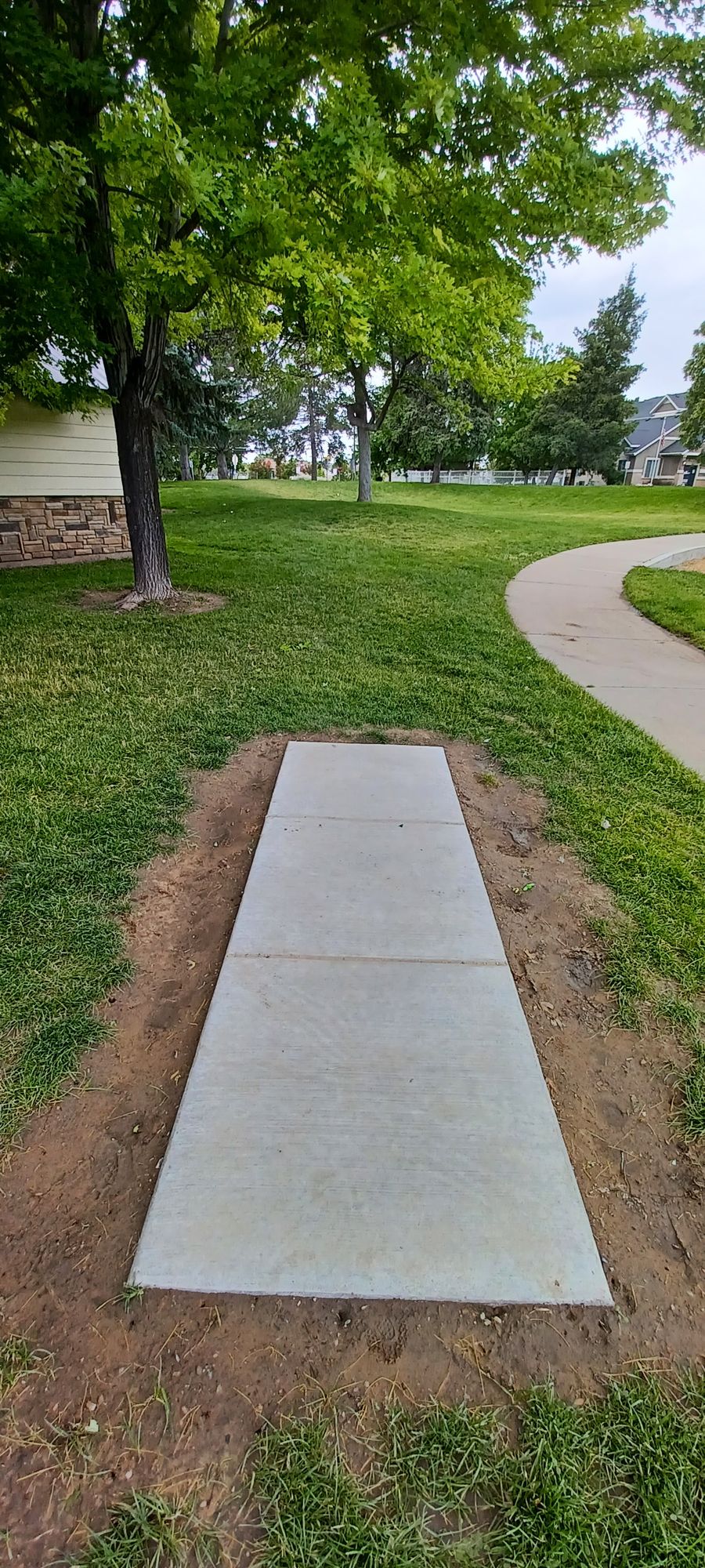 This is the 1st Tee platform. Located behind the park's restrooms. West side of big playground on the left side of the park. Basket off to the left of platform. Walking path, playground & 2nd Tee Platform are all close to area. So please watch out for others while throwing. 

*This is the 10th hole as well, if you are using the 18 hole scorecard.