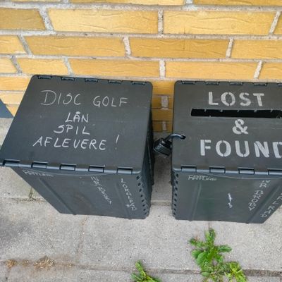 Låne disc og "Lost & Found" ved p-pladsen