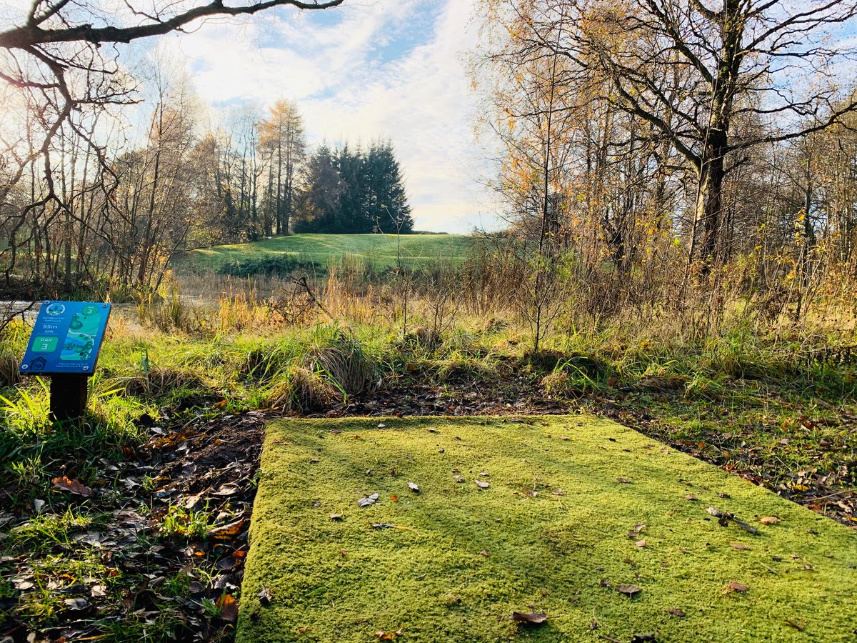 Tee 9 : over the water & Up the Hill