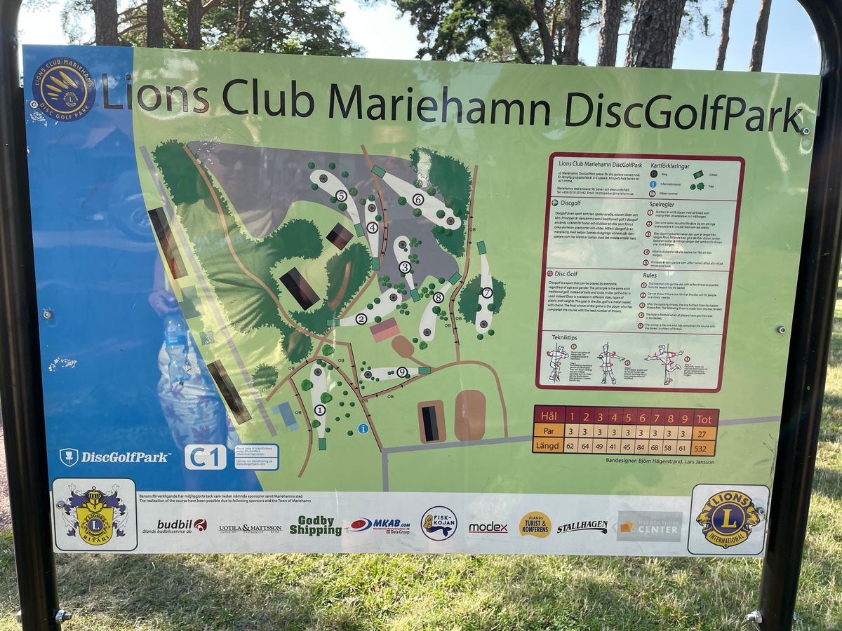 Infotavlan för 9-håls banan.