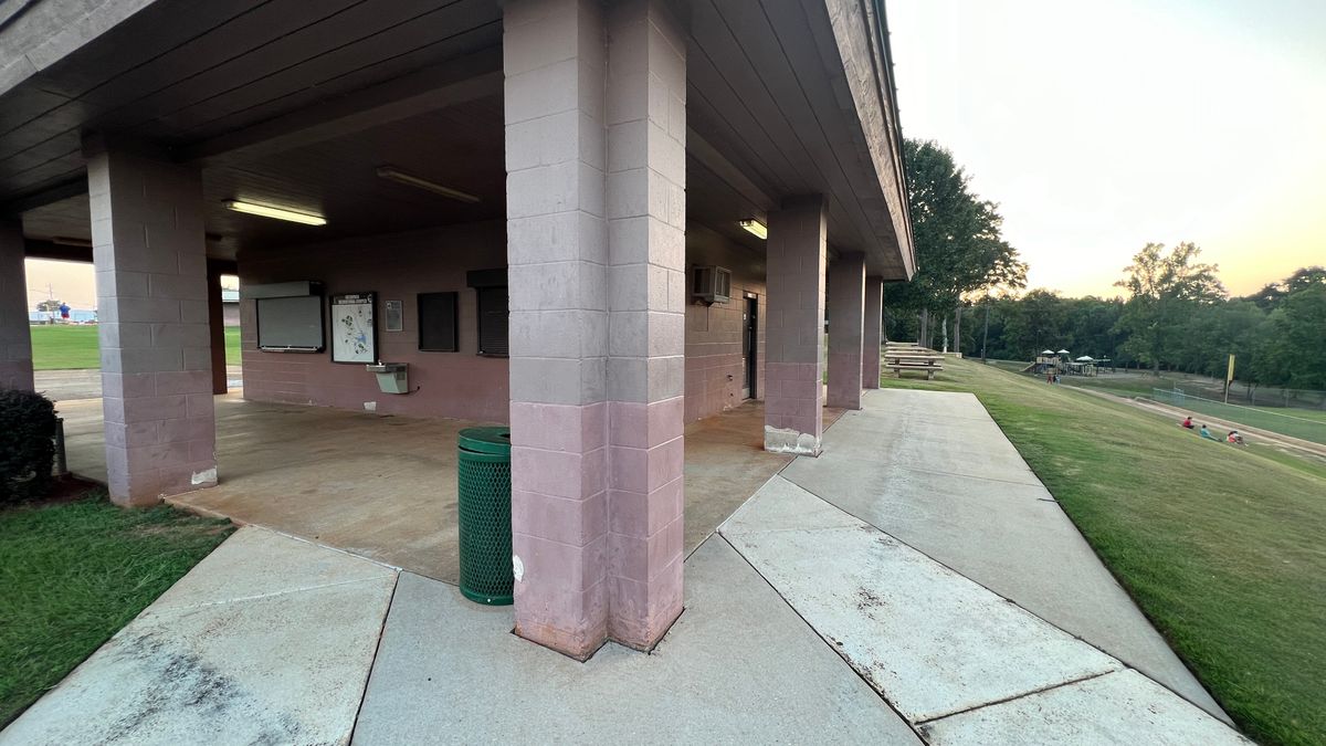 Bathroom water fountain between hole 9 and 10