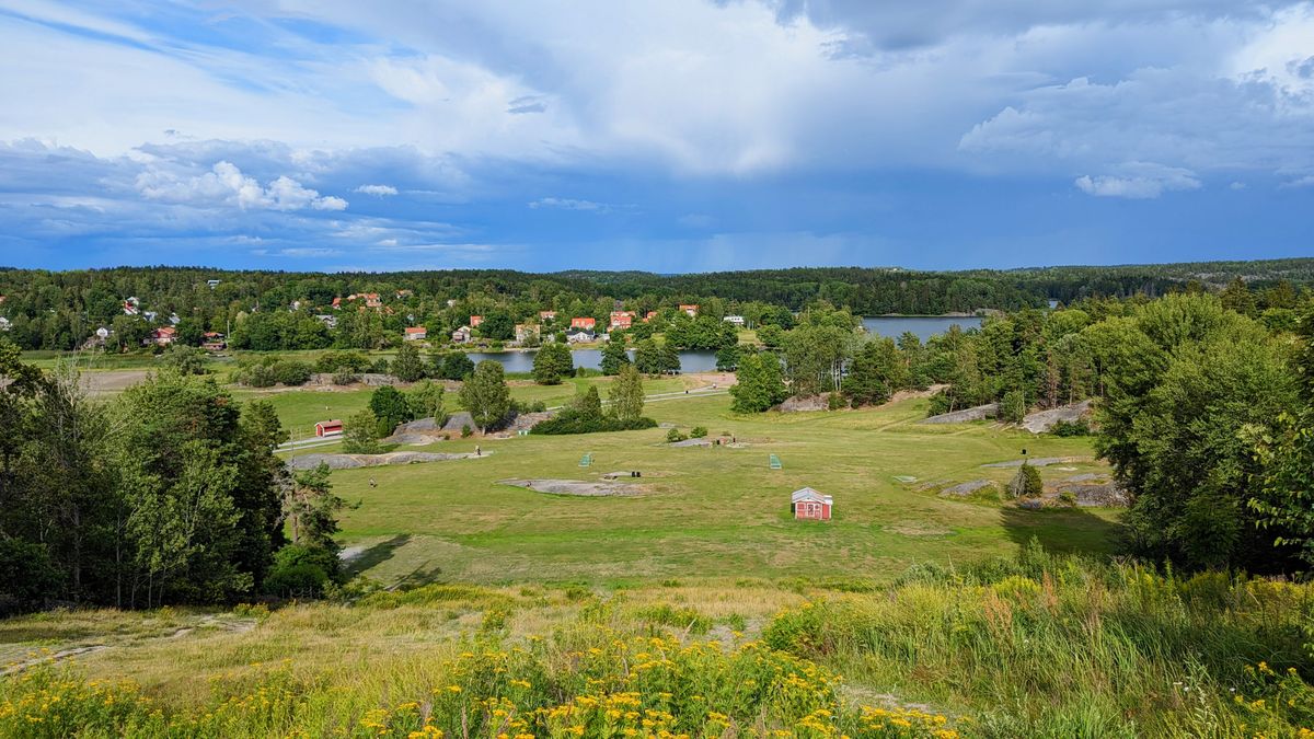 Utsikt från höjden nära tee 14. View from the hill near tee 14. Vista desde la colina cerca del tee 14. 靠近第14号发球区的小山景色.
