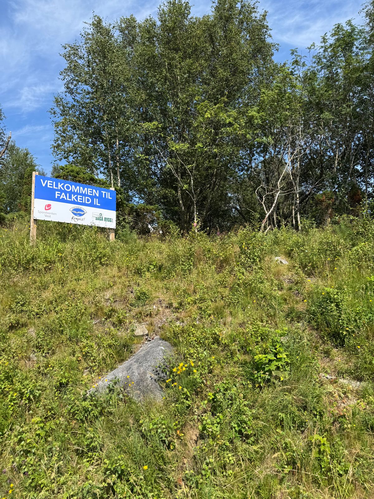 Inngang er til høgre for skiltet