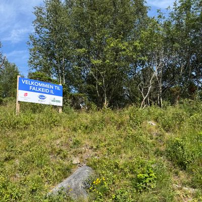 Inngang er til høgre for skiltet