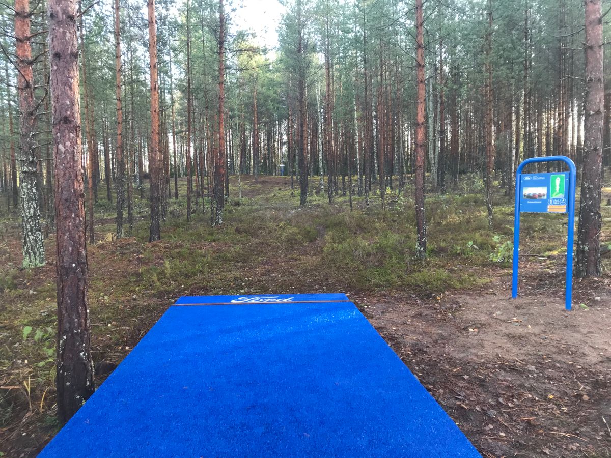 1-väylä: 60m, Par 3 (suora väylä, joka lopussa kaartuu hivenen oikealle)