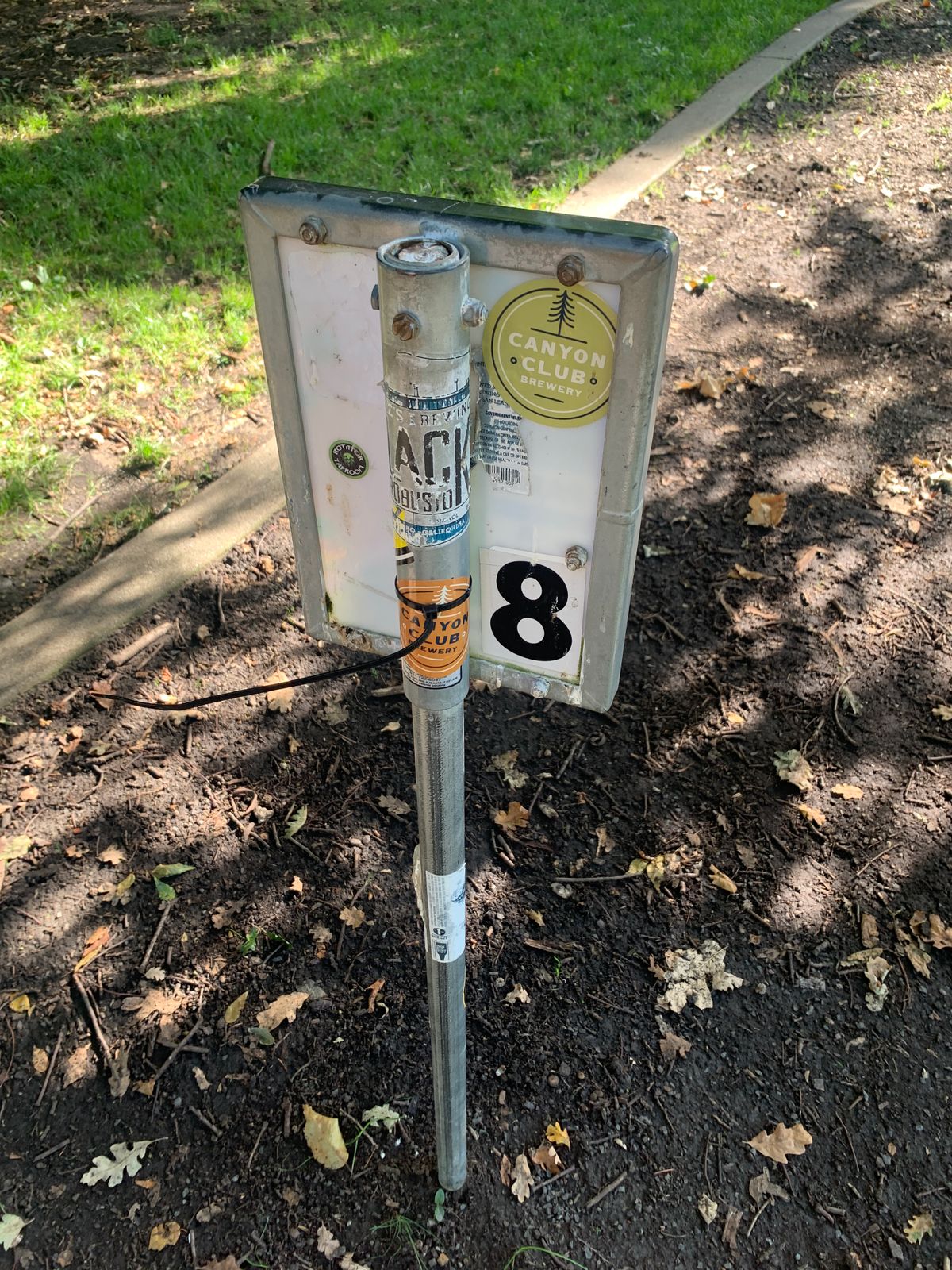 Back of hole signs also marked, very helpful