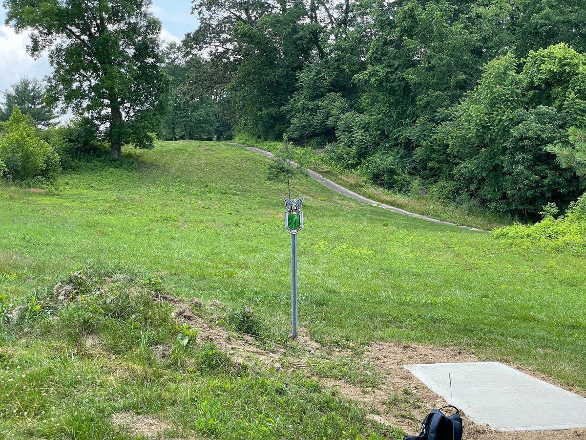 White Tee, 300’ to top off hill, 25’ rise