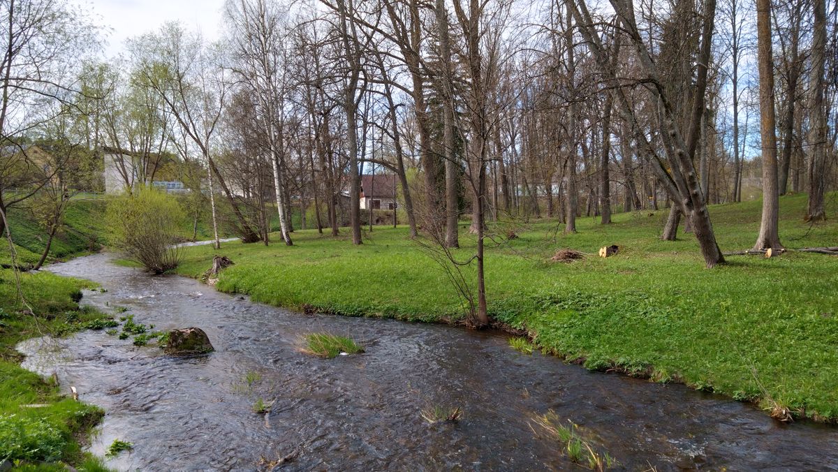 Skats uz "Abuls" ierodoties parkā, šķērsojot gājēju tiltu.