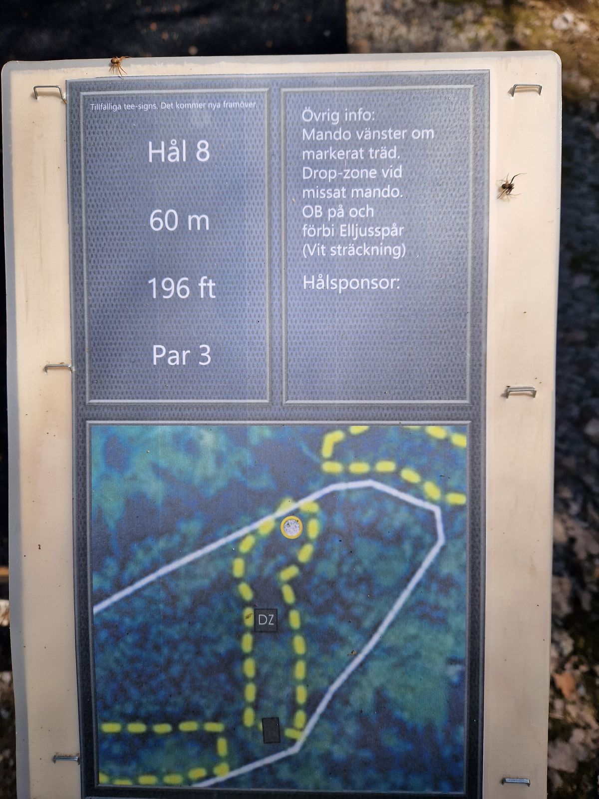 Närbild av tillfällig infotavla hål 8.