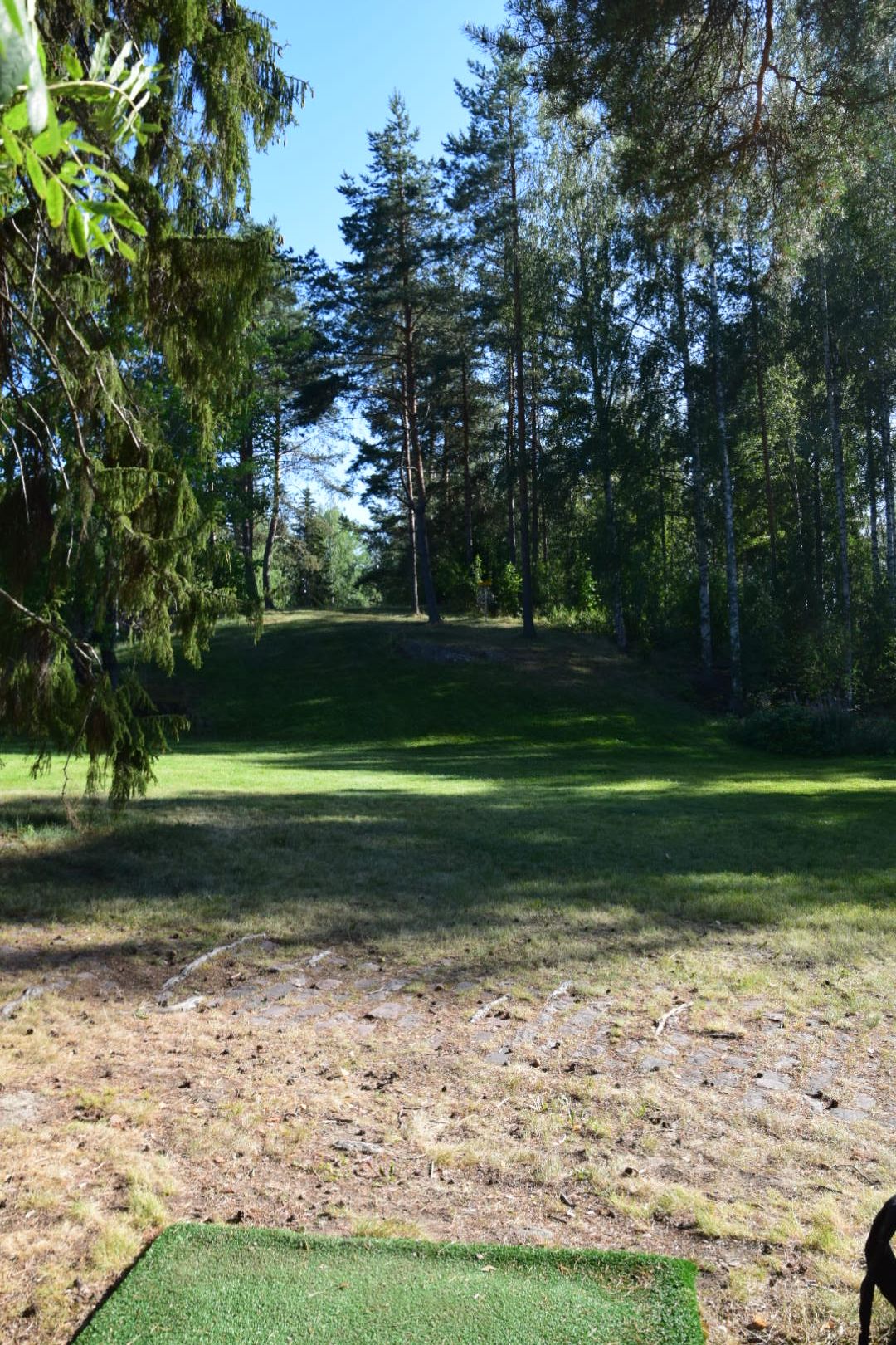 Väylä 7. 44m Todella lyhyt ”pakkobirdie väylä”, joka pelataan pieneen ylämäkeen.