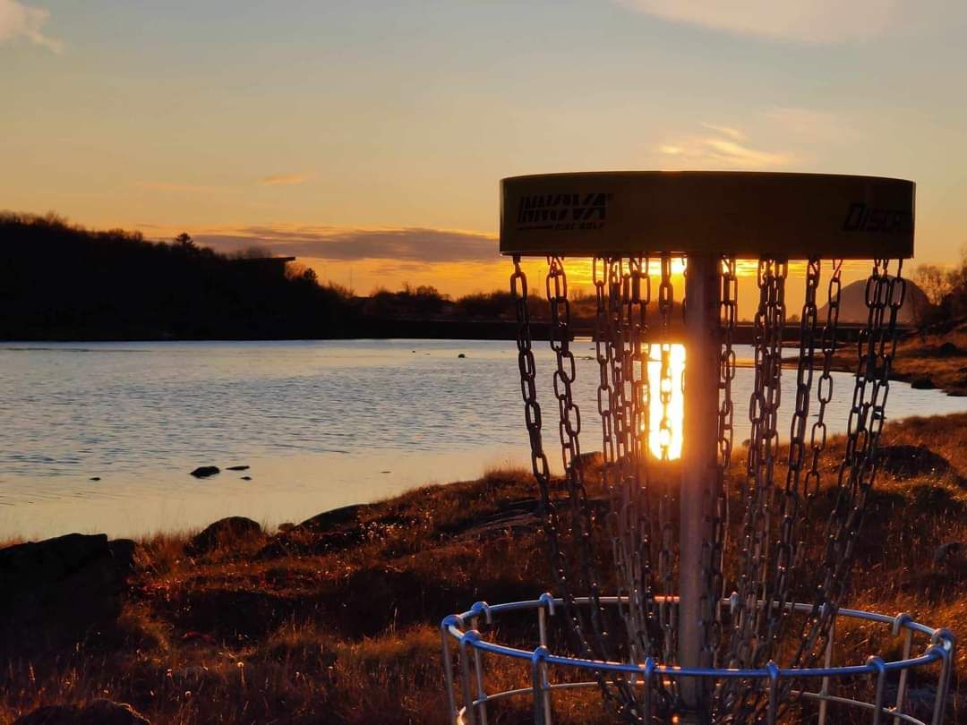 Kurv i solnedgang med Torghatten i bakgrunnen