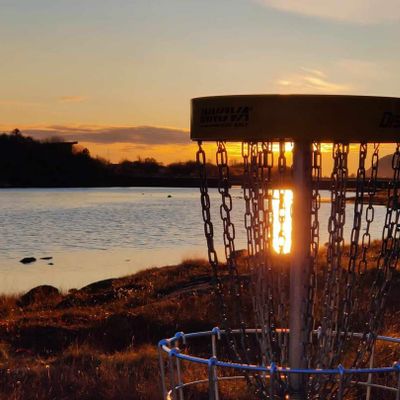 Kurv i solnedgang med Torghatten i bakgrunnen