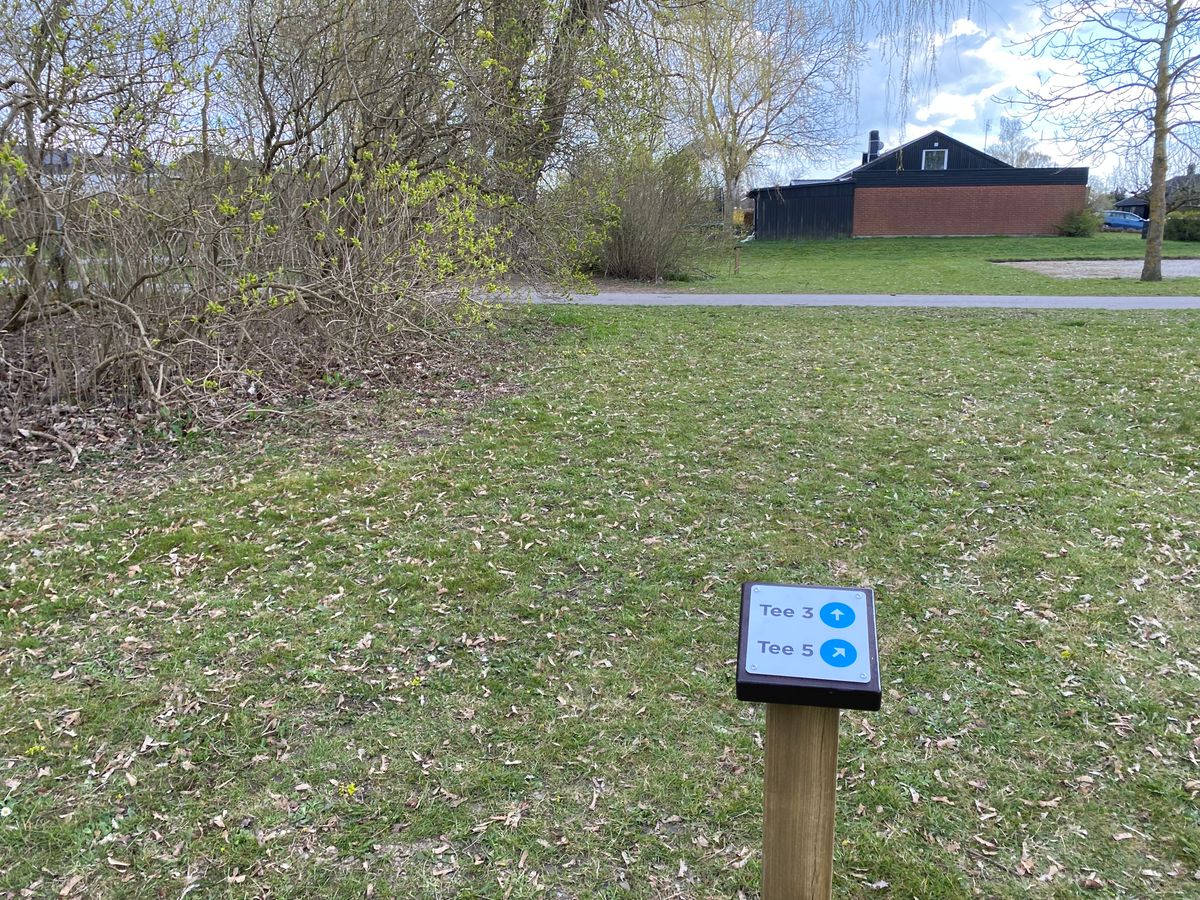 Next tee signage from basket 2/4