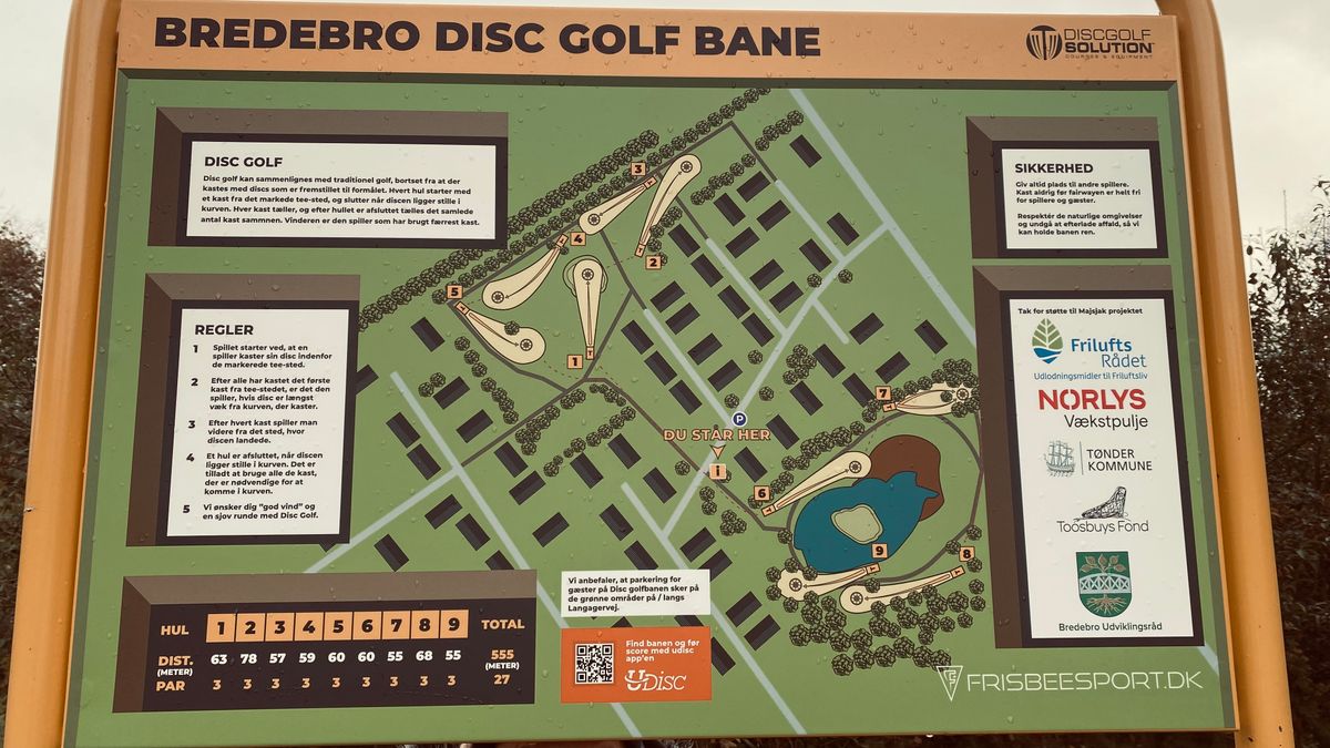 Super schöne Bahn, im netten Park. Viele freie Flächen, nur wenig Bäume! Der See ist herausfordernd