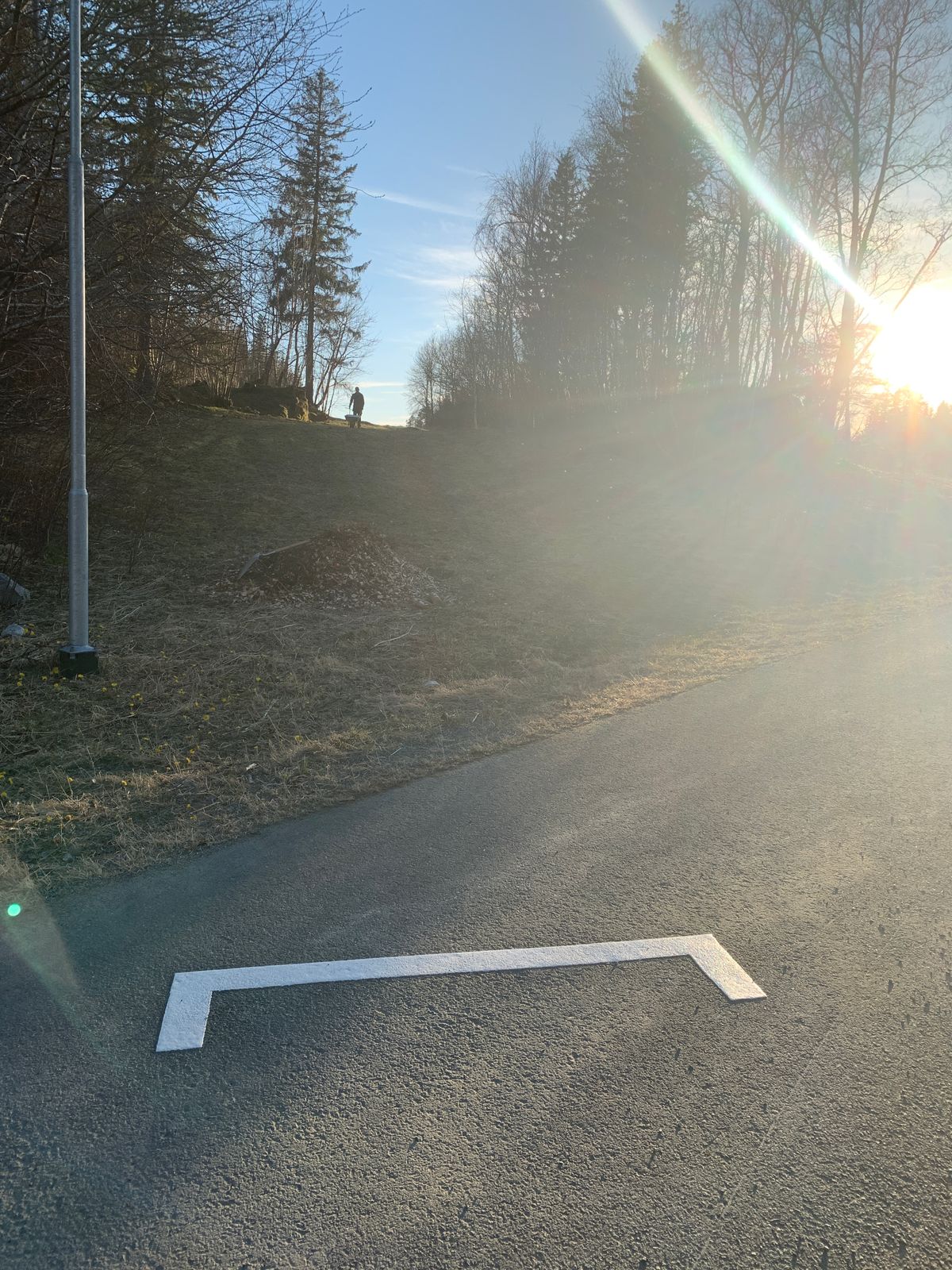 Utkast 2 er markert i asfalt på gangsti