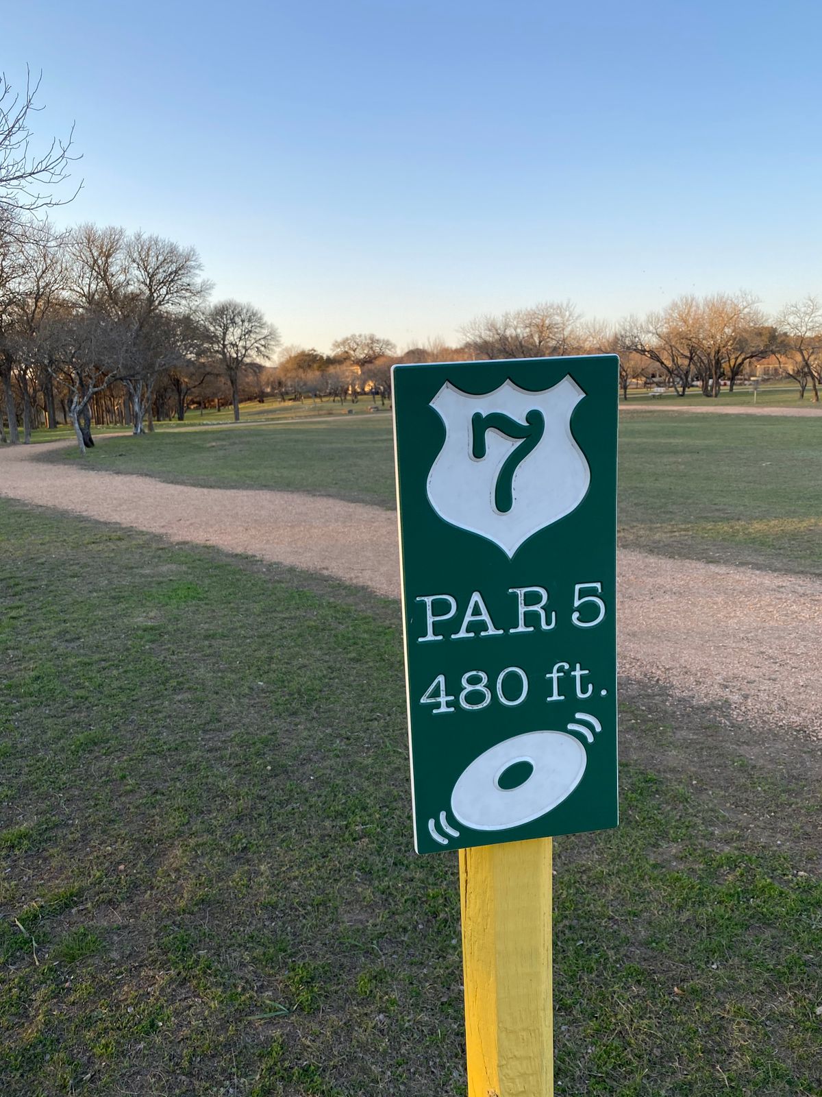 Hole 7 is noted as a Par 5. UDisc shows it as a par 4.