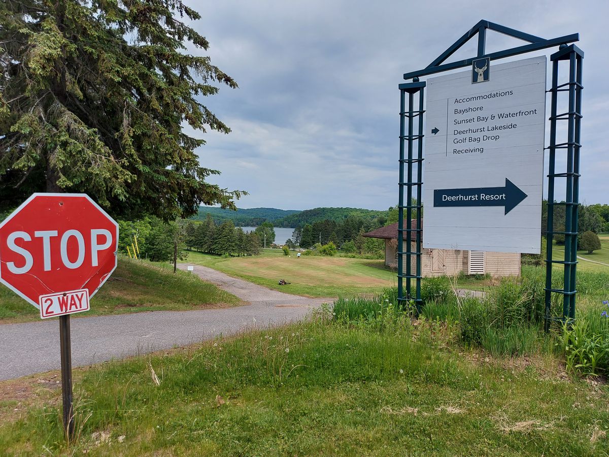 🦌🦌🦌Deerhurst  Disc Golf Course To hole 1 🌲🛖🌲
